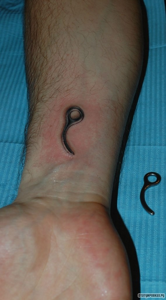 Фотография татуировки под названием «Крючок»