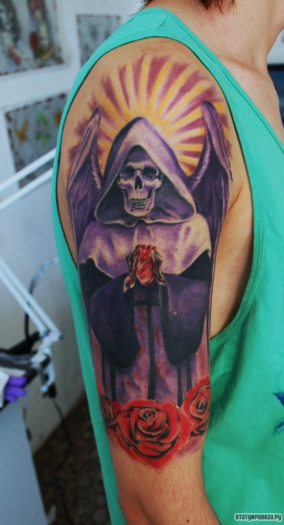 Фотография татуировки под названием «Скелет с крыльями и розы»