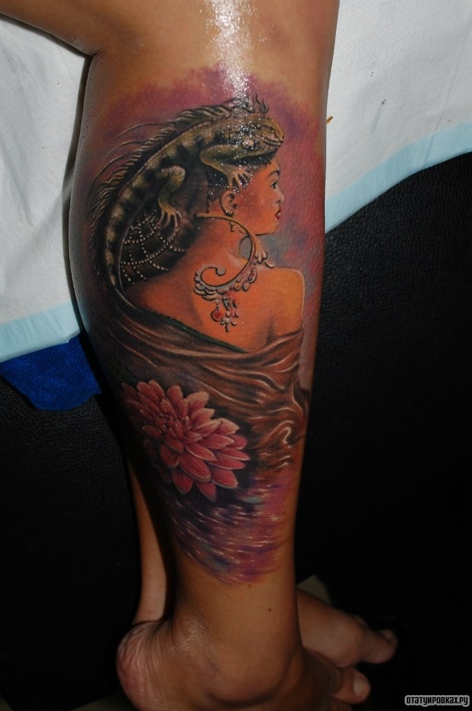 Фотография татуировки под названием «Девушка с ящерицей на голове»