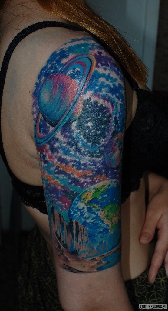 Фотография татуировки под названием «Планеты в космосе»
