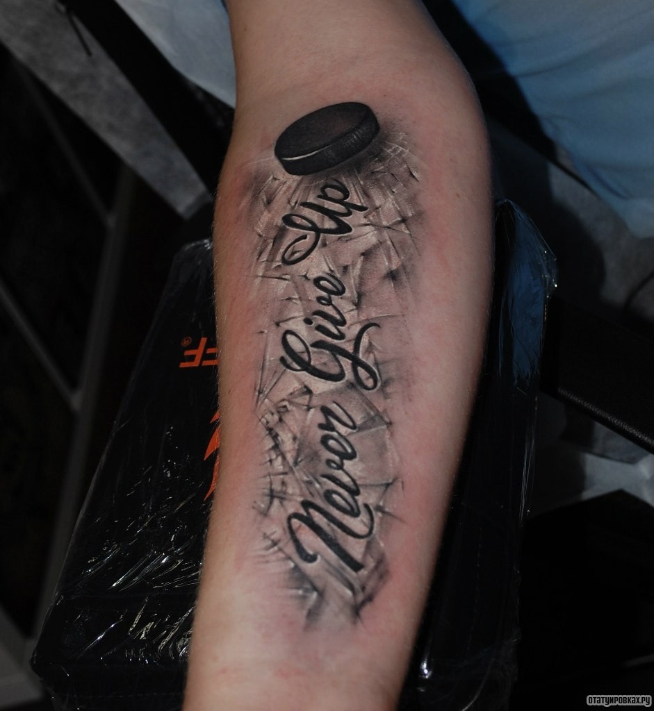 Фотография татуировки под названием «Шайба и надпись»