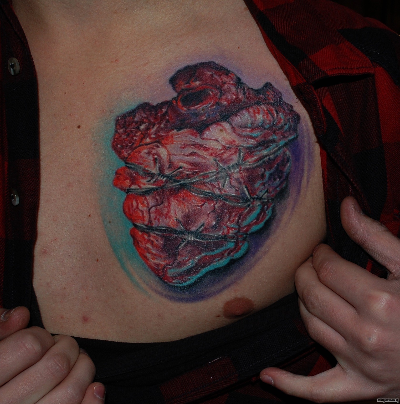 Фотография татуировки под названием «Сердце в колючей проволоке»