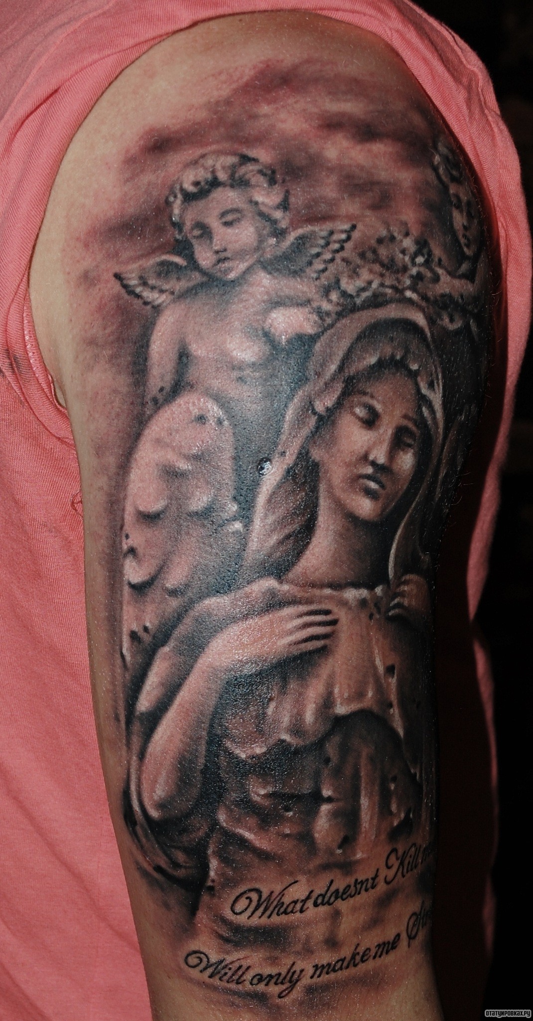 Фотография татуировки под названием «Ангелы и надпись»