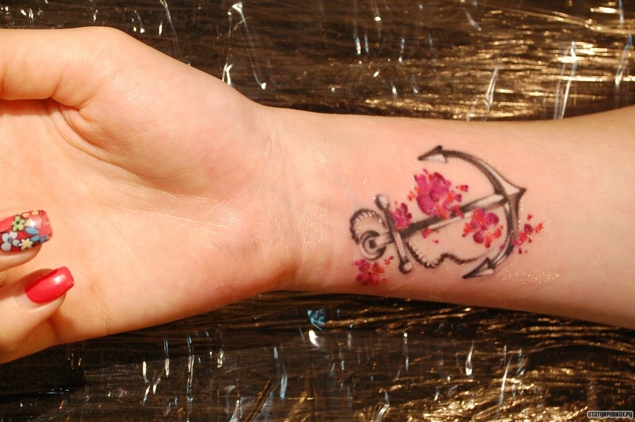 Фотография татуировки под названием «Якорь с цветами»