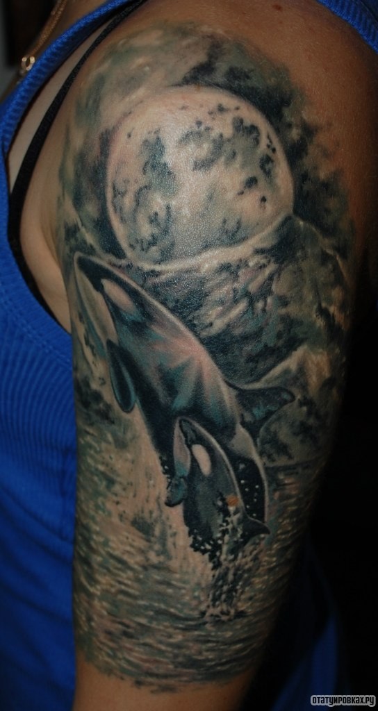 Фотография татуировки под названием «Кит на фоне луны»