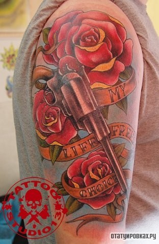 Фотография татуировки под названием «Пистолет с розами и лентой»