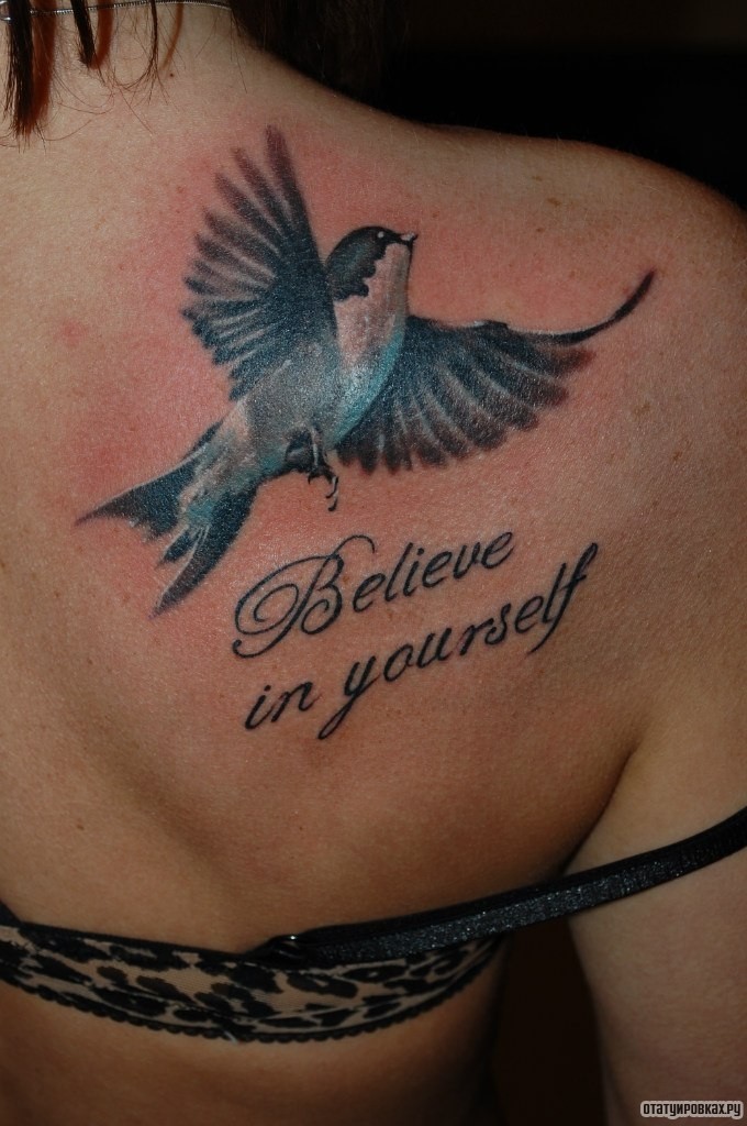 Фотография татуировки под названием «Синичка и надпись»