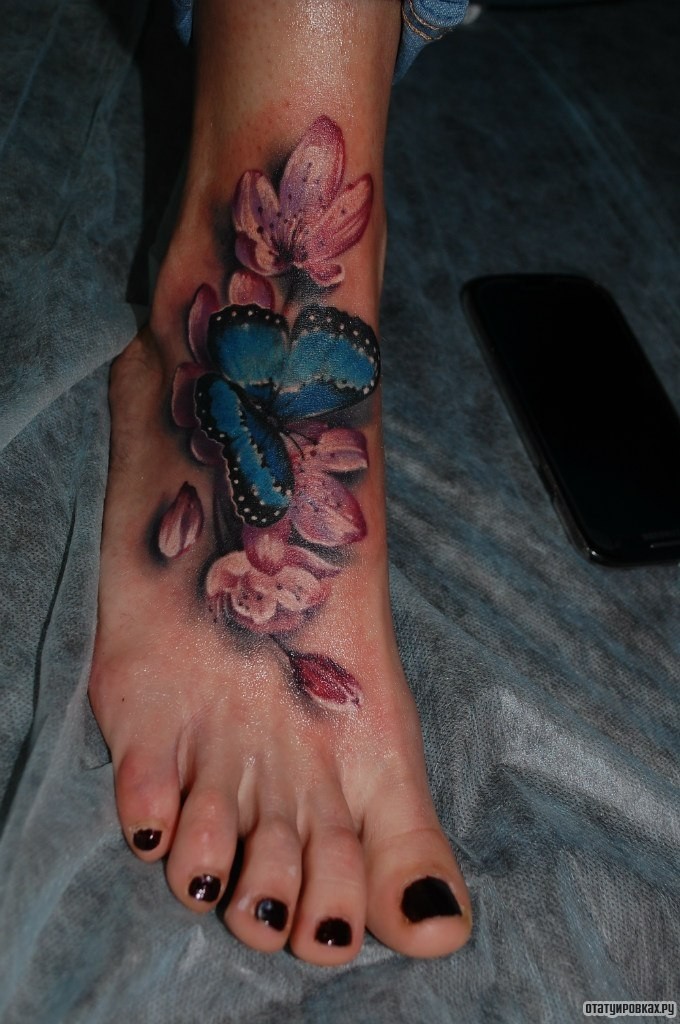 Фотография татуировки под названием «Бабочка на цветках»