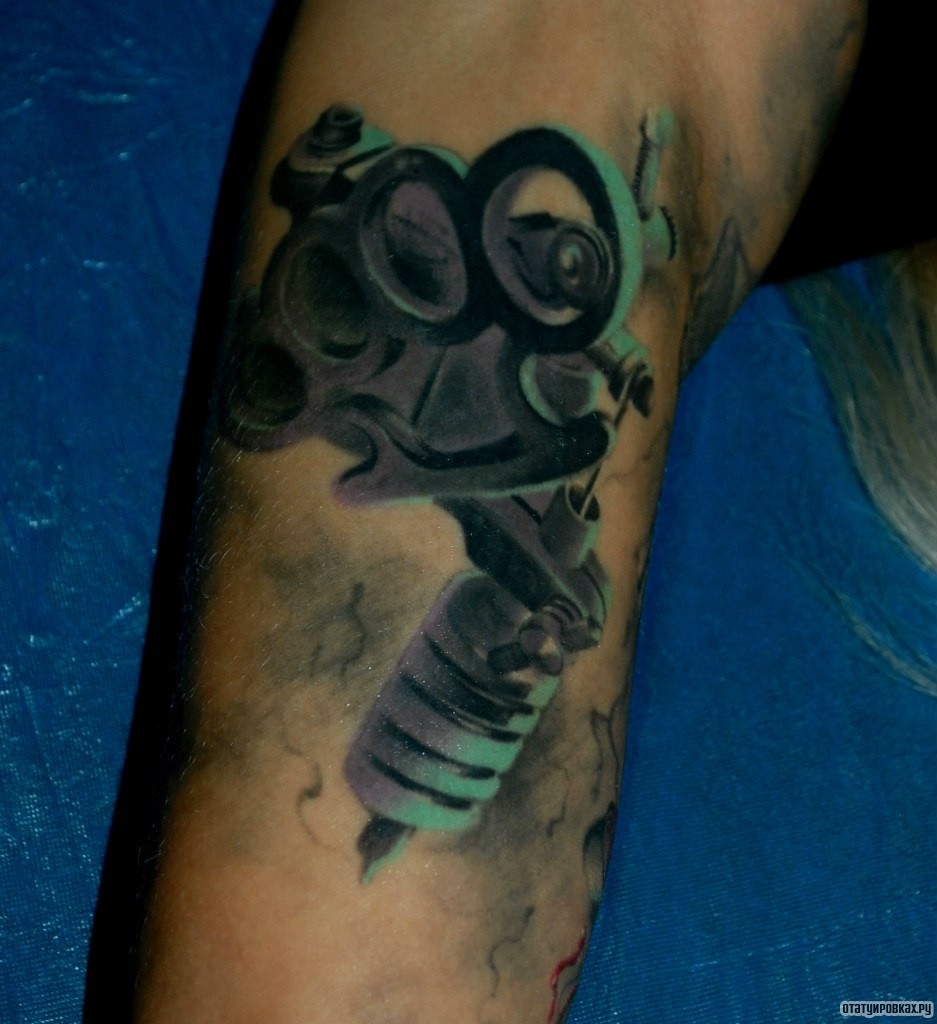 Фотография татуировки под названием «Кастет и тату машинка»