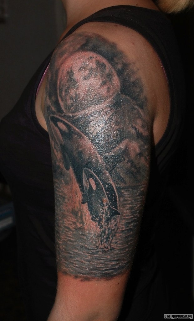 Фотография татуировки под названием «Два кита на фоне луны»