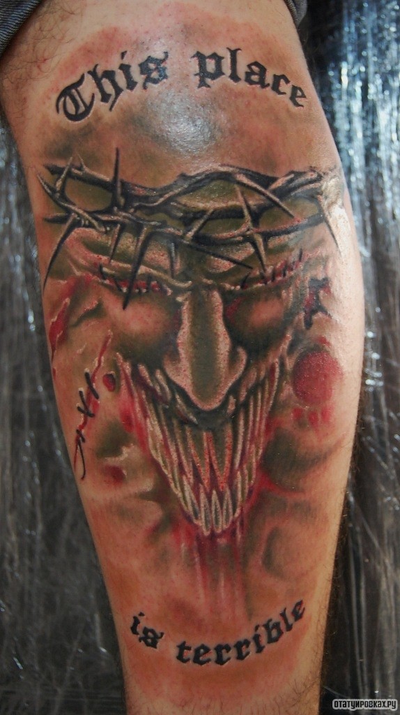 Фотография татуировки под названием «Жуткое очертание лица с колючей проволокой»
