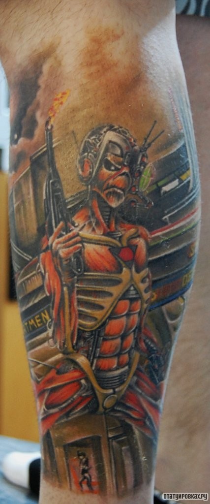 Фотография татуировки под названием «Скелет с оружием»