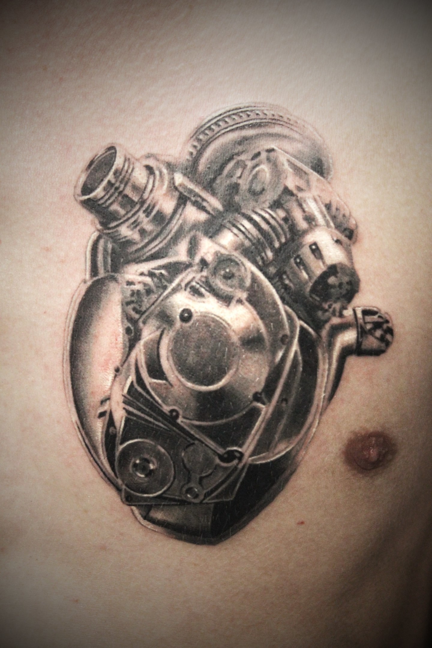 Фотография татуировки под названием «мотор»