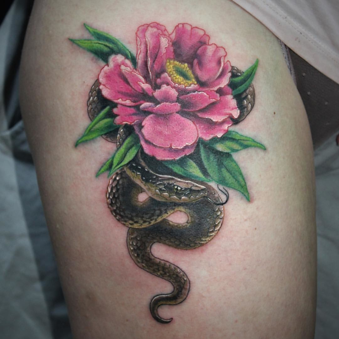 Фотография татуировки под названием «Пион со змеей»