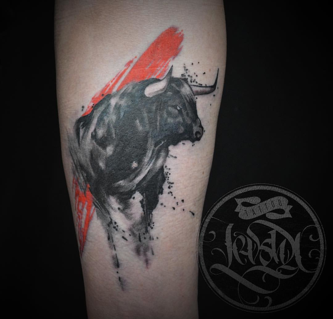 Фотография татуировки под названием «бык»