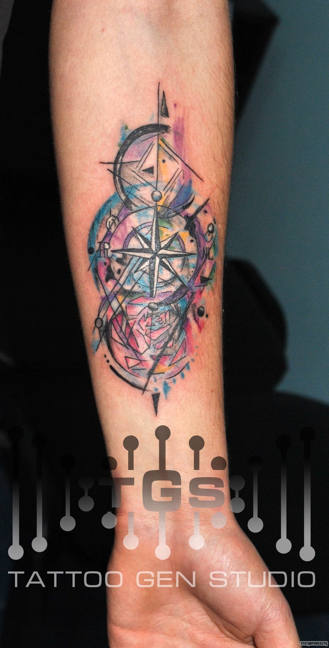 Фотография татуировки под названием «Абстрактный узор с розой ветров»