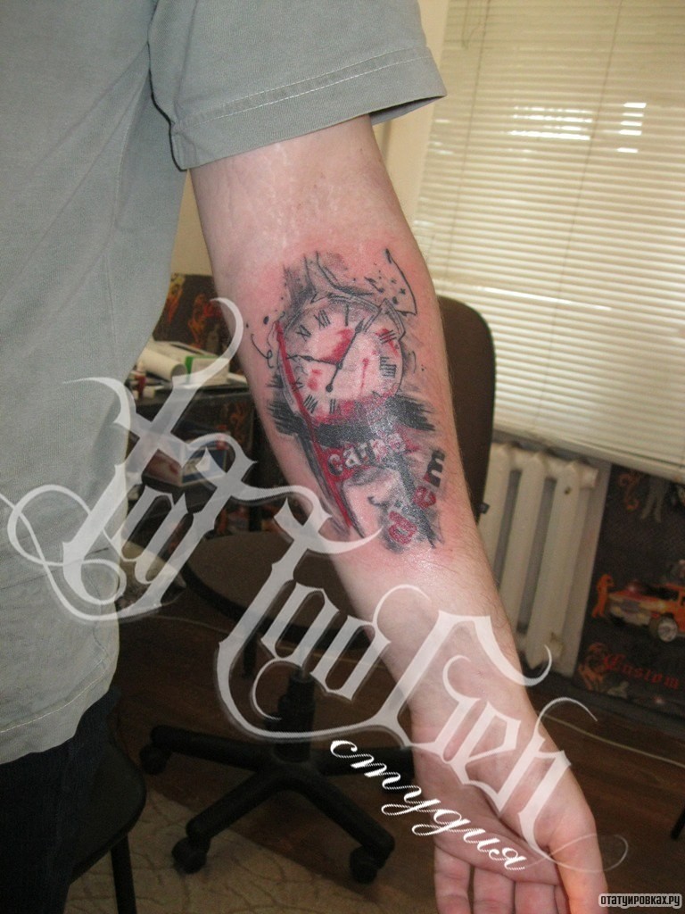 Фотография татуировки под названием «Часы и надпись carpe diem»