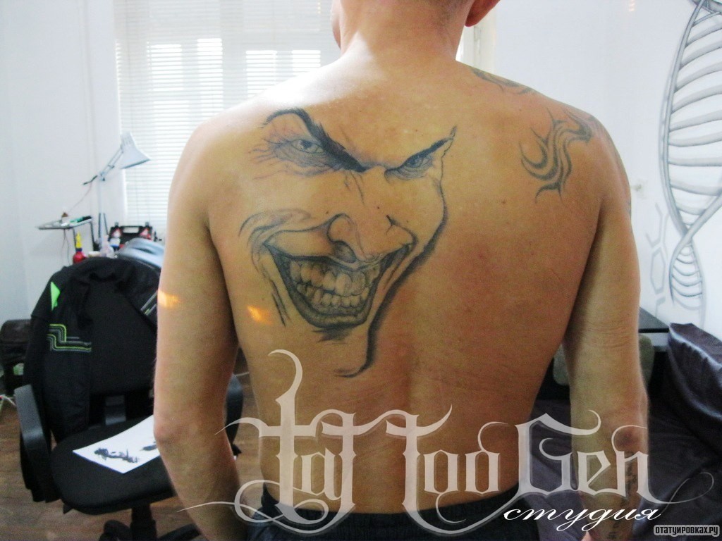 Фотография татуировки под названием «Лицо маски клоуна»