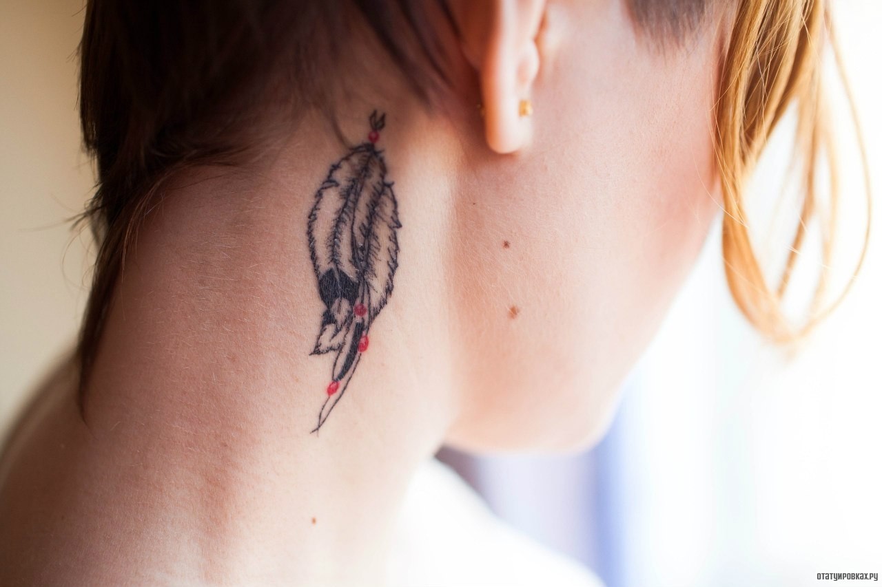Фотография татуировки под названием «Два пера на шее»