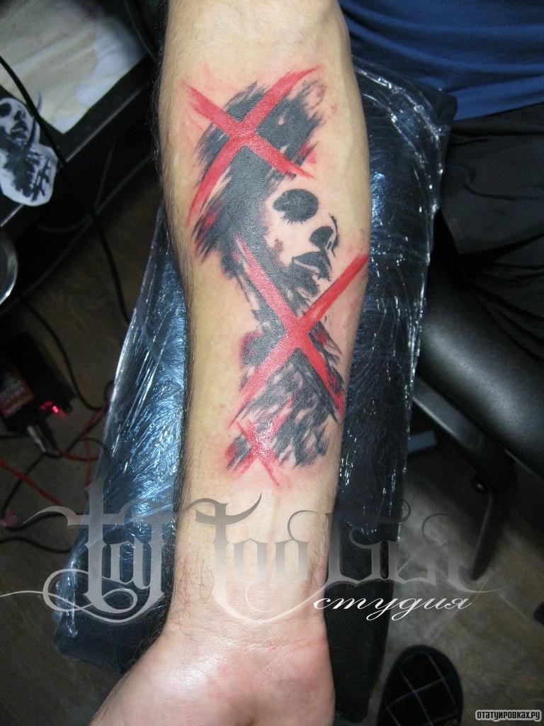 Фотография татуировки под названием «Красные кресты»
