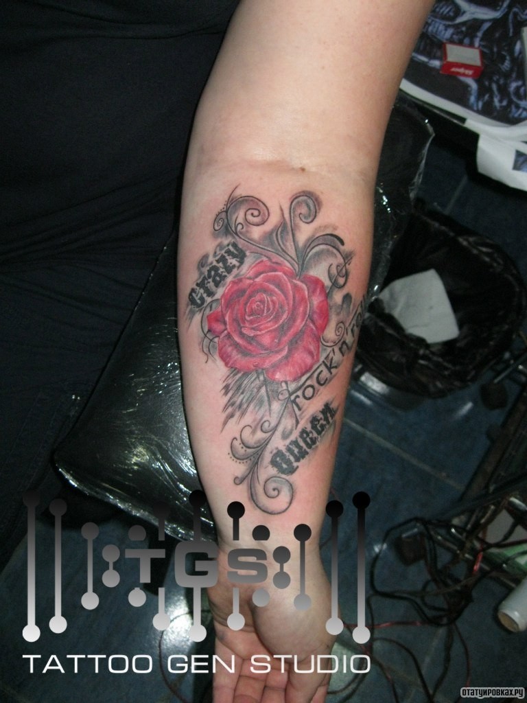 Фотография татуировки под названием «Роза и надписи»