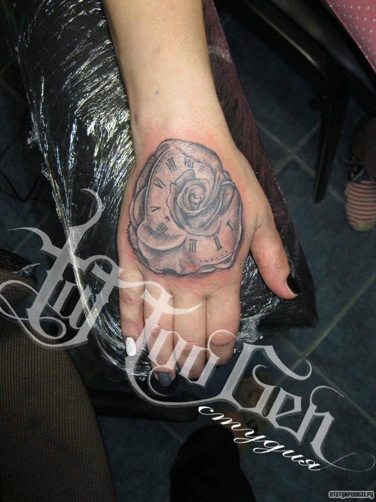 Фотография татуировки под названием «Роза часы»