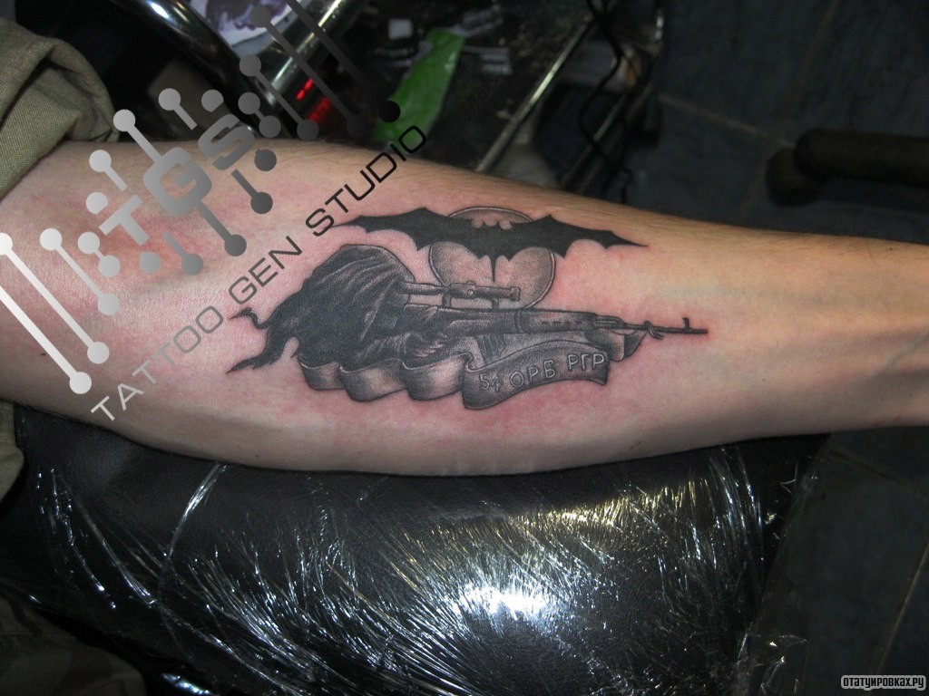Фотография татуировки под названием «Снайпер и летучая мышь»