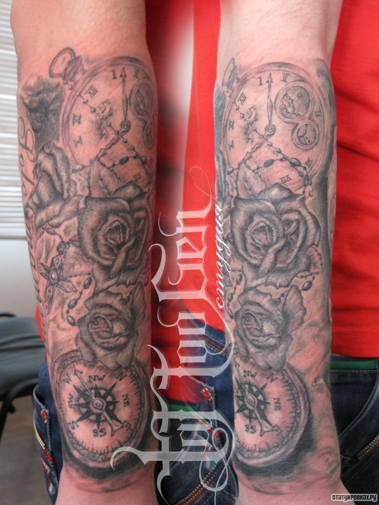 Фотография татуировки под названием «Две розы, часы и компас»