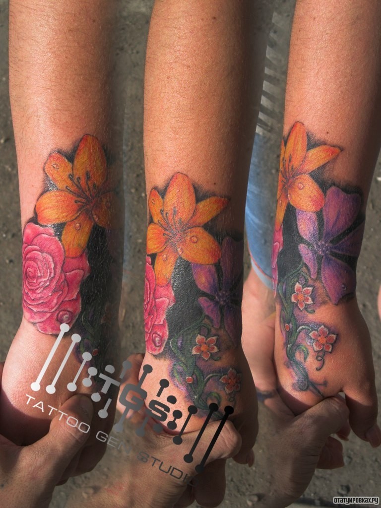 Фотография татуировки под названием «Яркие цветы»