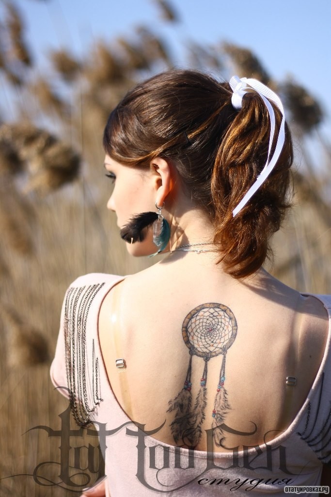 Фотография татуировки под названием «Ловец снов на спине»