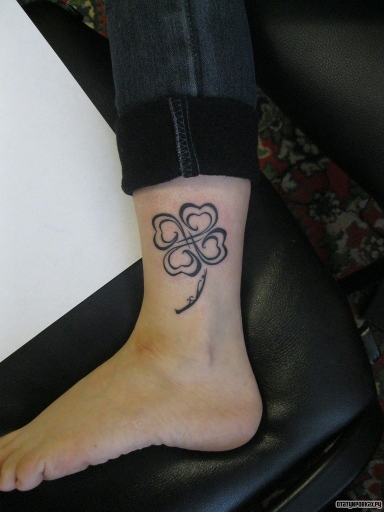 Фотография татуировки под названием «Узор клевера»