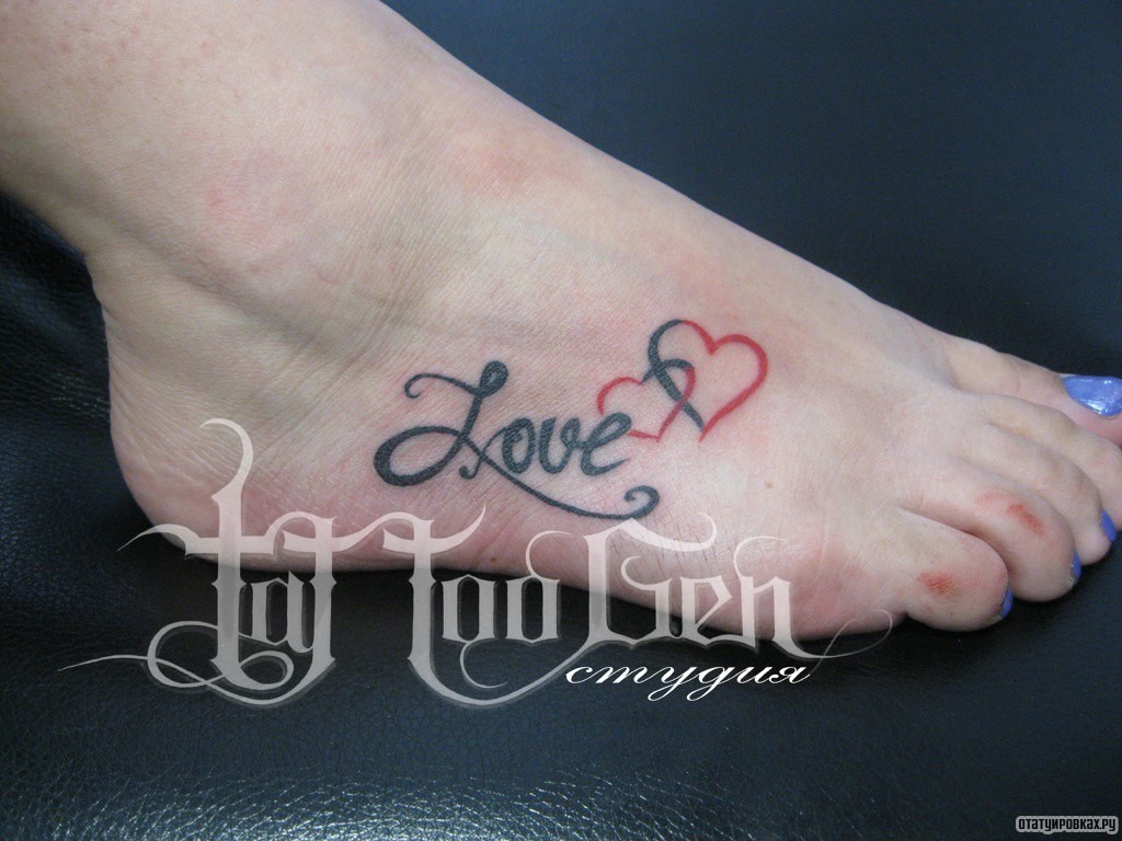 Фотография татуировки под названием «Надпись love и два сердечка»