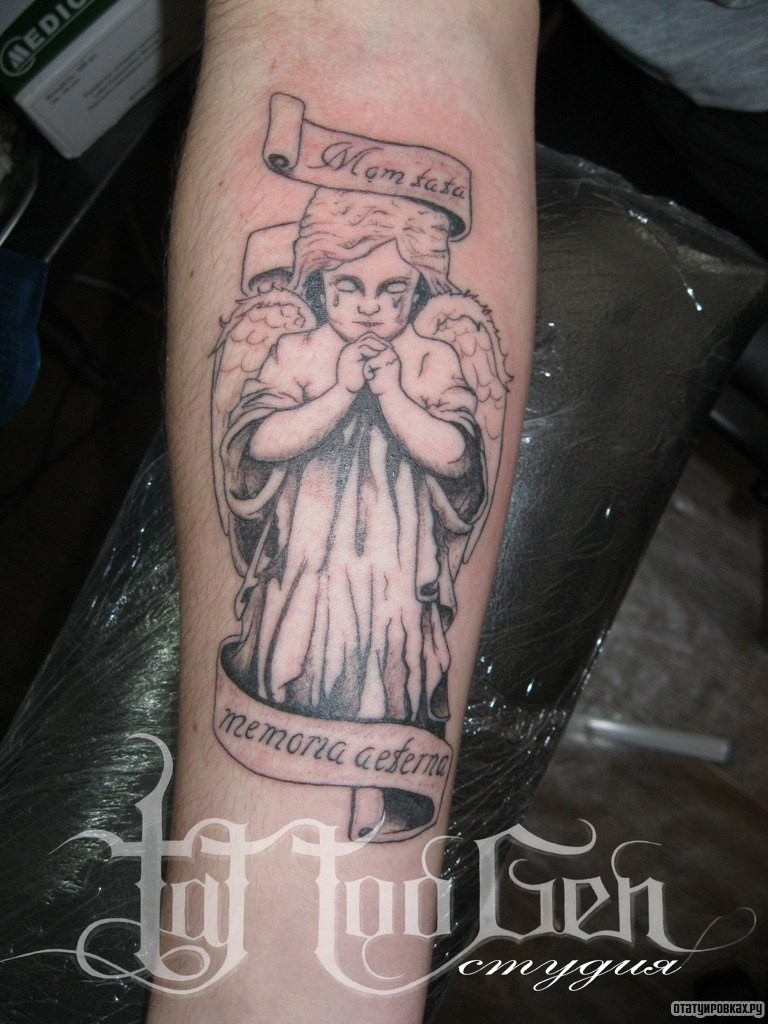 Фотография татуировки под названием «Ангел и надпис»