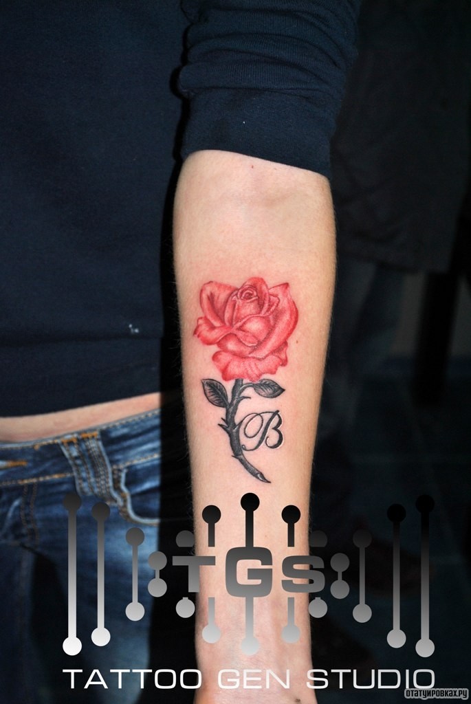 Фотография татуировки под названием «Роза и буква в»