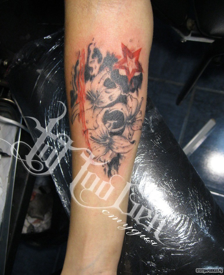 Фотография татуировки под названием «Лилии и звезды»