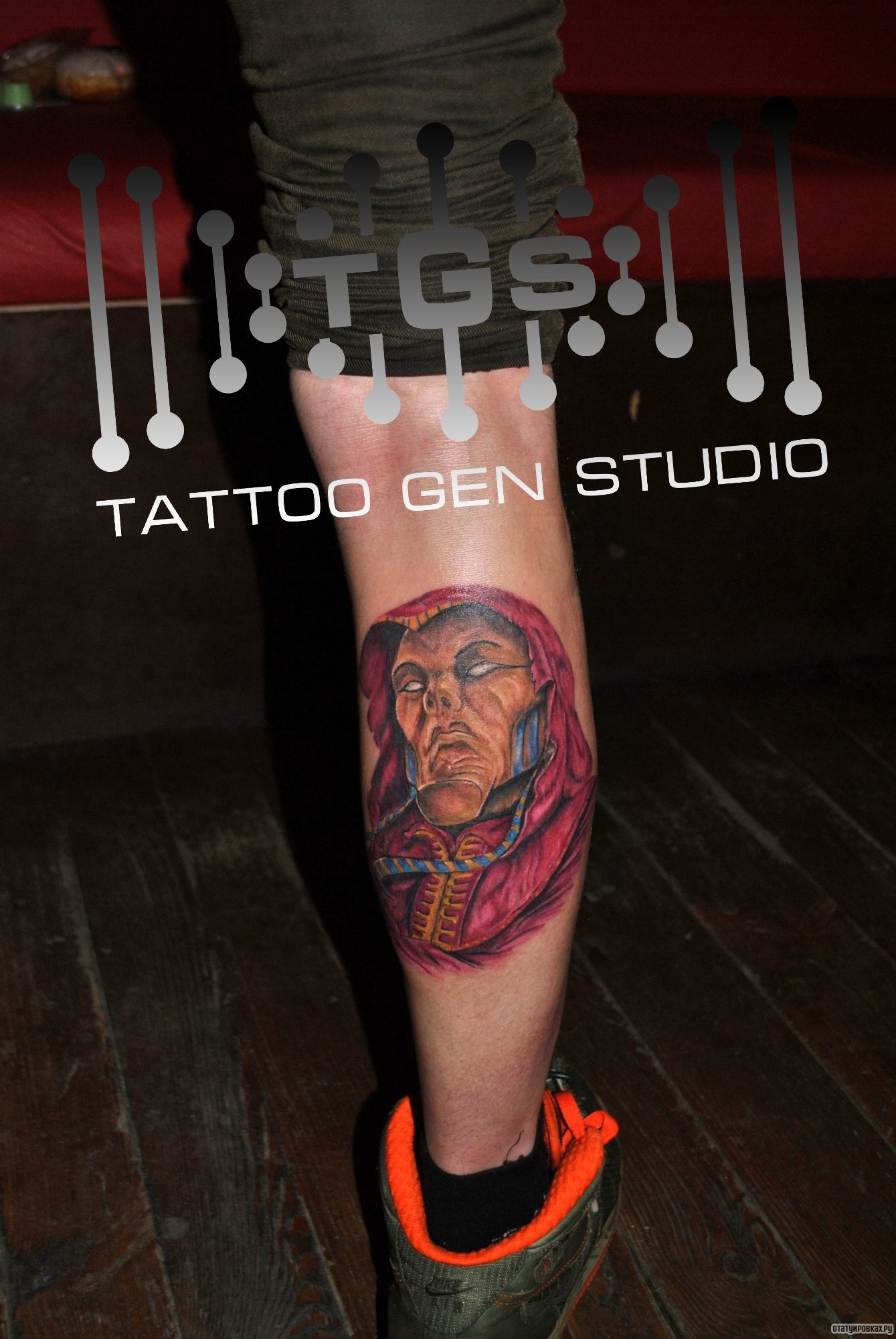 Фотография татуировки под названием «Человек в красном плаще»