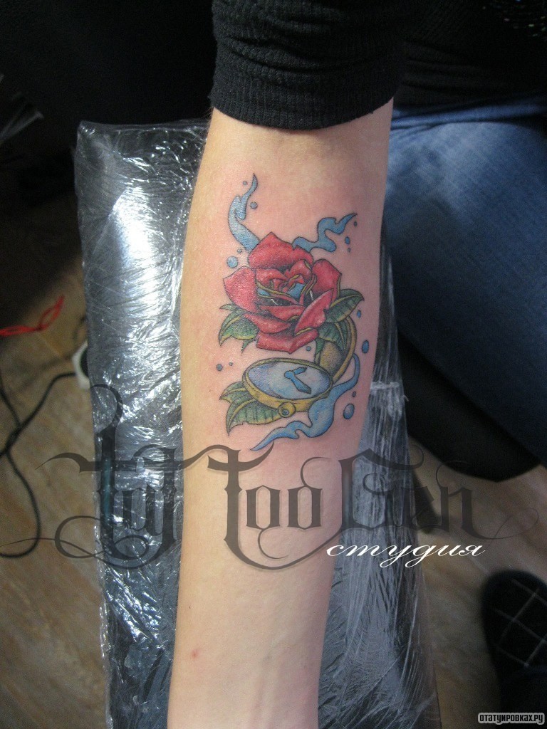 Фотография татуировки под названием «Роза и брызги»