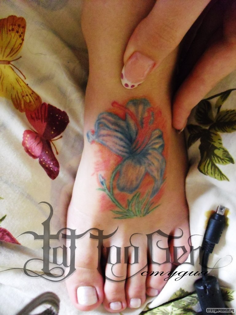 Фотография татуировки под названием «Голубой цветок»