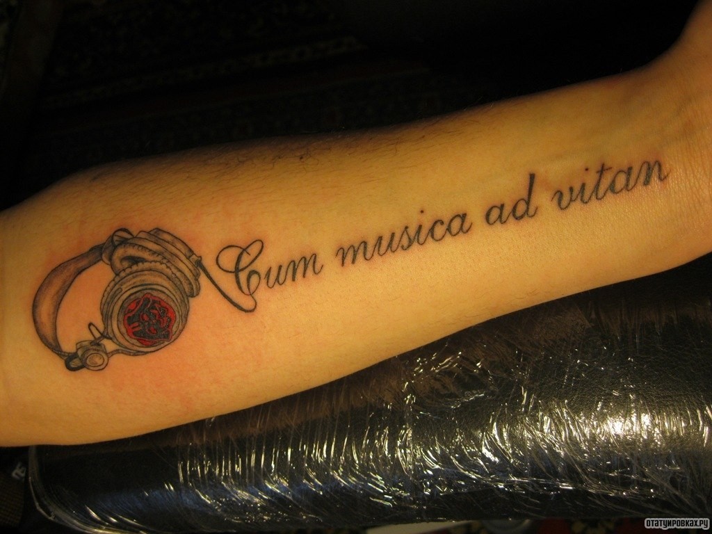 Фотография татуировки под названием «Наушники и надпись»