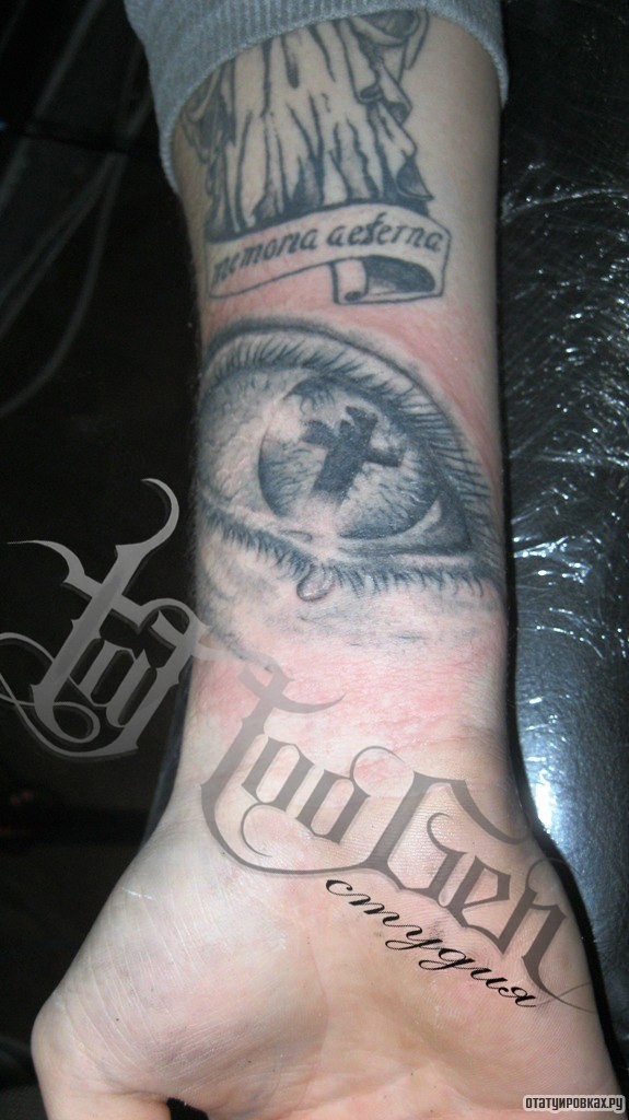 Фотография татуировки под названием «Глаз с крестом»