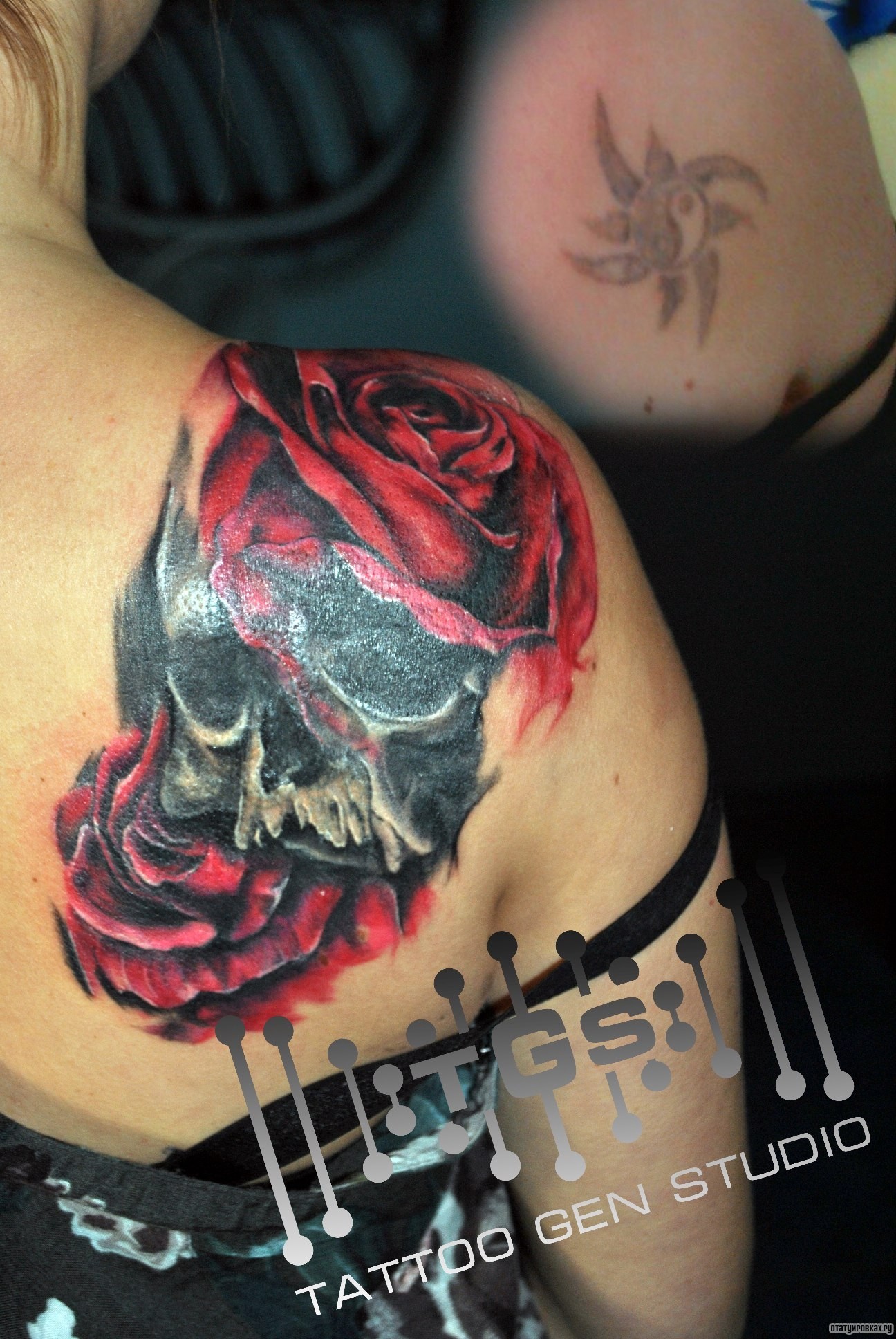 Фотография татуировки под названием «Череп с розах»