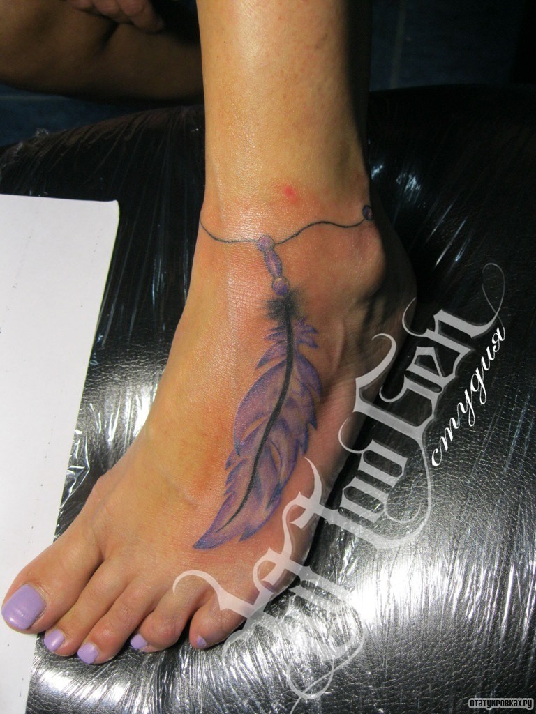 Фотография татуировки под названием «Перо браслет»