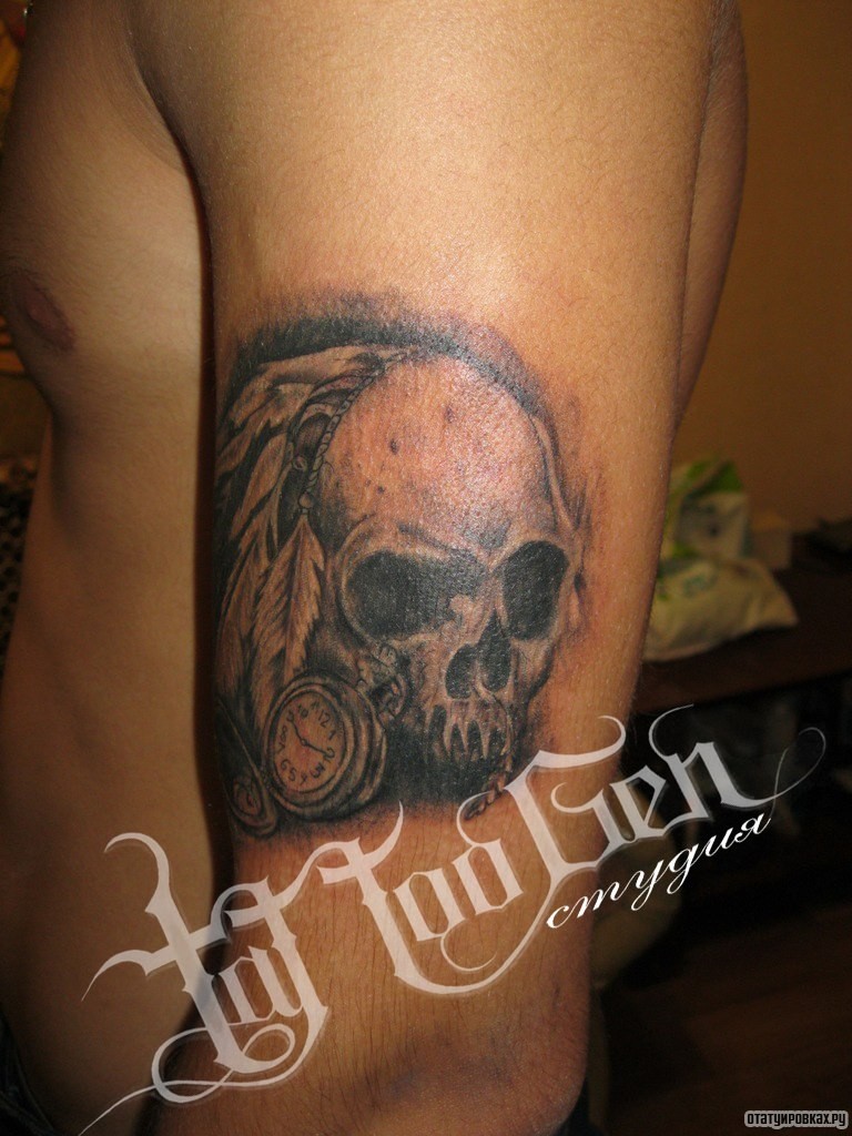Фотография татуировки под названием «Череп индейский и часы»