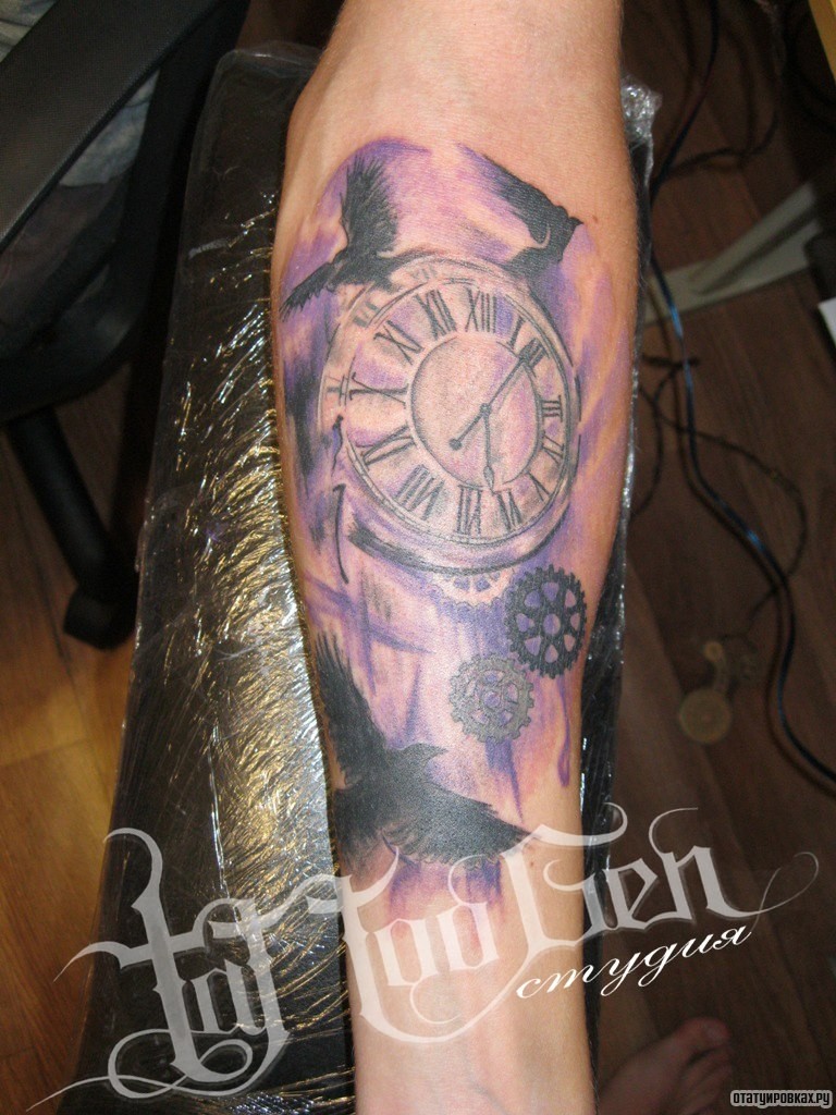 Фотография татуировки под названием «Часы механизмы и ворон»
