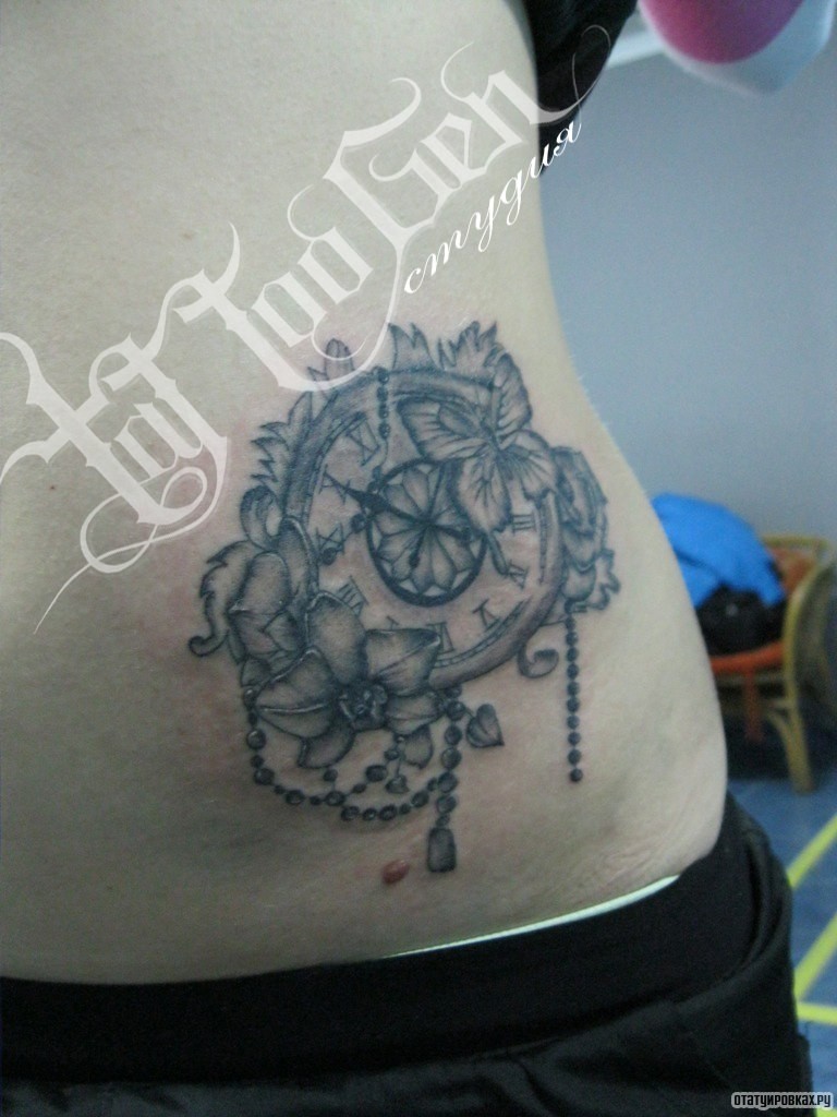 Фотография татуировки под названием «Часы, цветок и бабочка»
