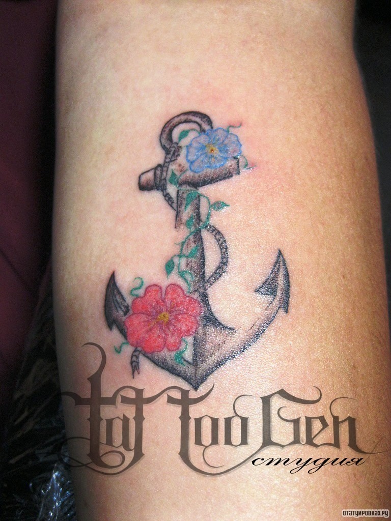 Фотография татуировки под названием «Якорь и цветок»