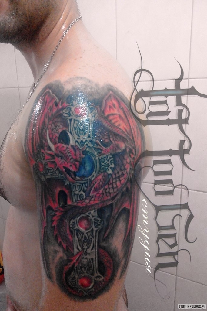 Фотография татуировки под названием «Дракон и крест»
