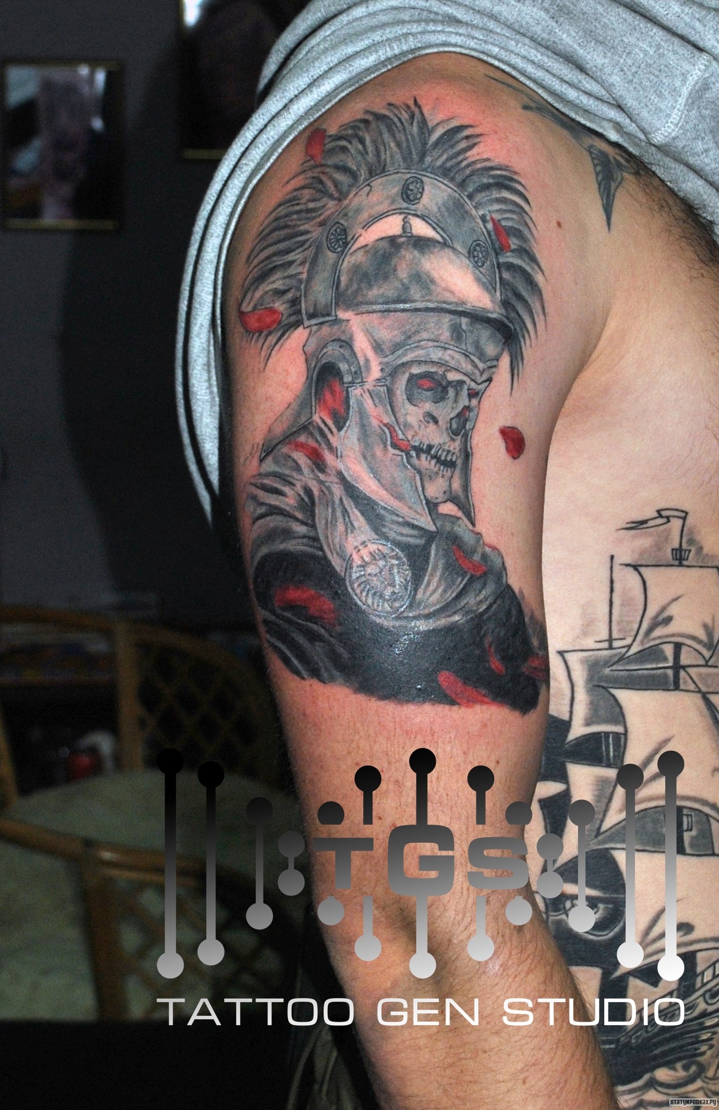 Фотография татуировки под названием «Череп легионер»