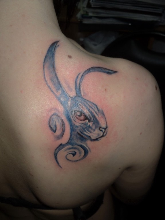 Фотография татуировки под названием «Синий заяц»