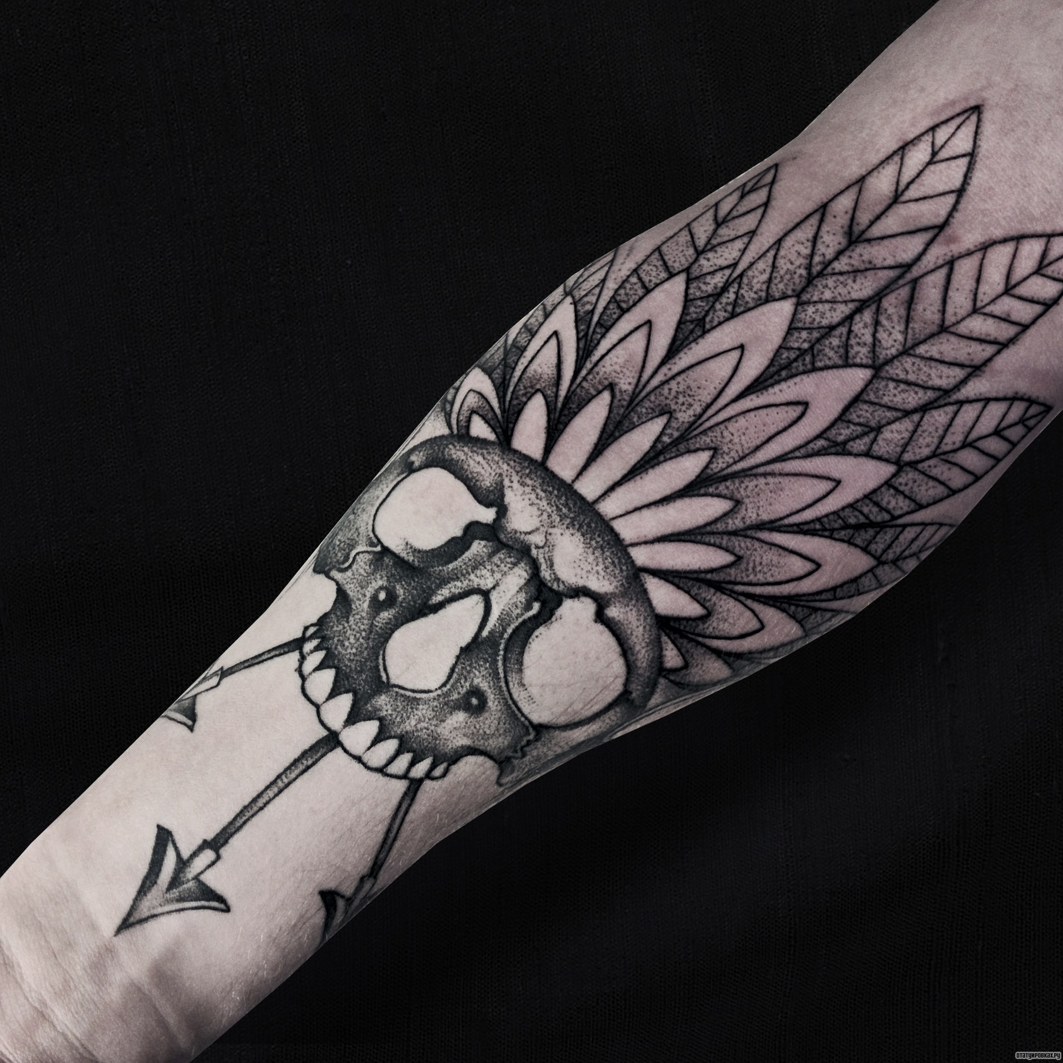 Фотография татуировки под названием «Маска из черепа и стрелы»